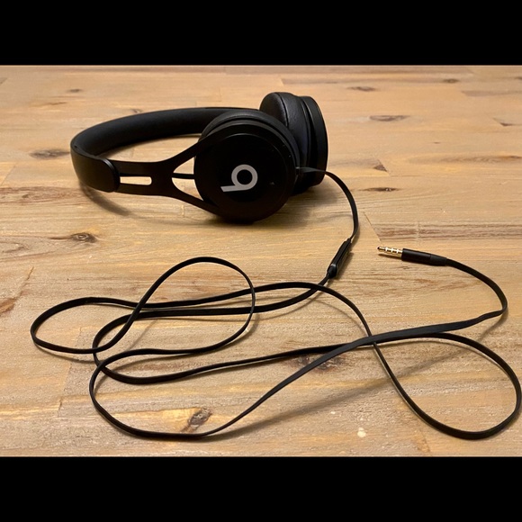Dr. Dre Noise-Canceling Over-Ear Headphones, Black - Picture 4 of 9